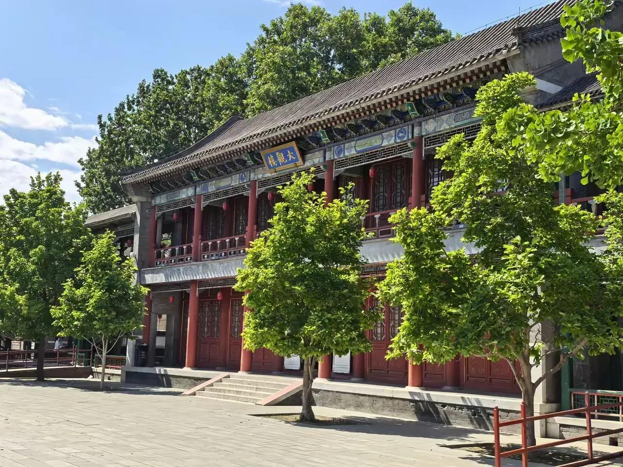 小说《红楼梦》里，大观园有多大？书中没有明确说，但是大观园景点有180亩。如果