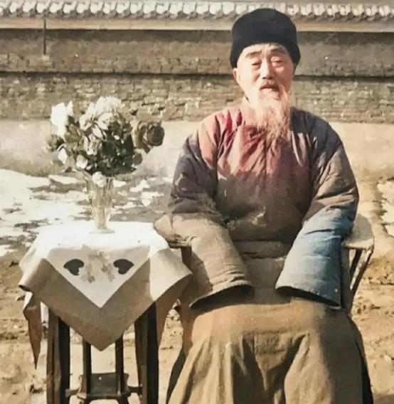 1950年，林彪的父亲林明卿，坐在北京的寓所门口，留下了这一张照片，当时的他已经