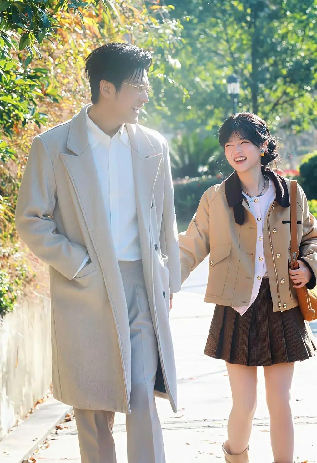 这俩是谁？怎么有种父亲带女儿的感觉？