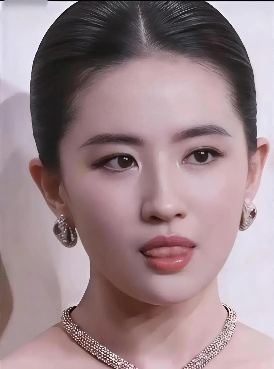 刘亦菲这次不演神仙，改当战士了。她为卡地亚拍的这组大片，脸上带着伤，眼神却狠得