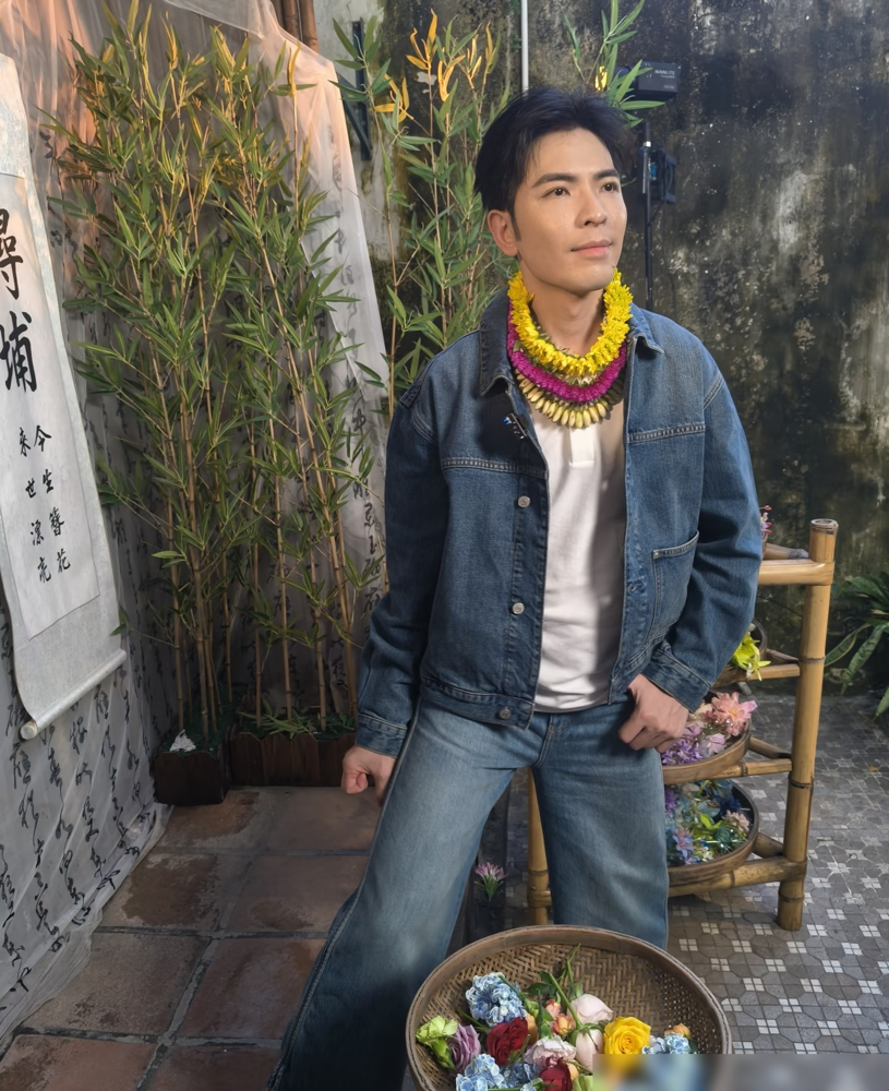 萧敬腾回福建了，不是开演唱会，是去簪花。他跟林有慧出现在泉州，头上插满花，笑得挺放松。林有慧站在旁边