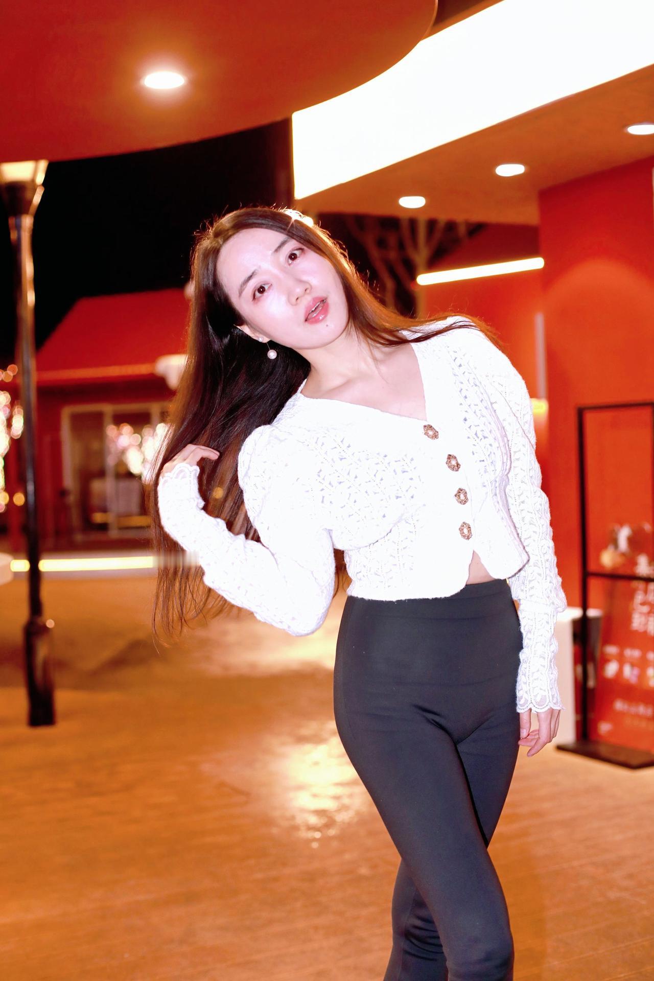 太原摄影约拍跟拍好身材好气质万象城人像摄影原创原图直出照片万象城打卡拍照