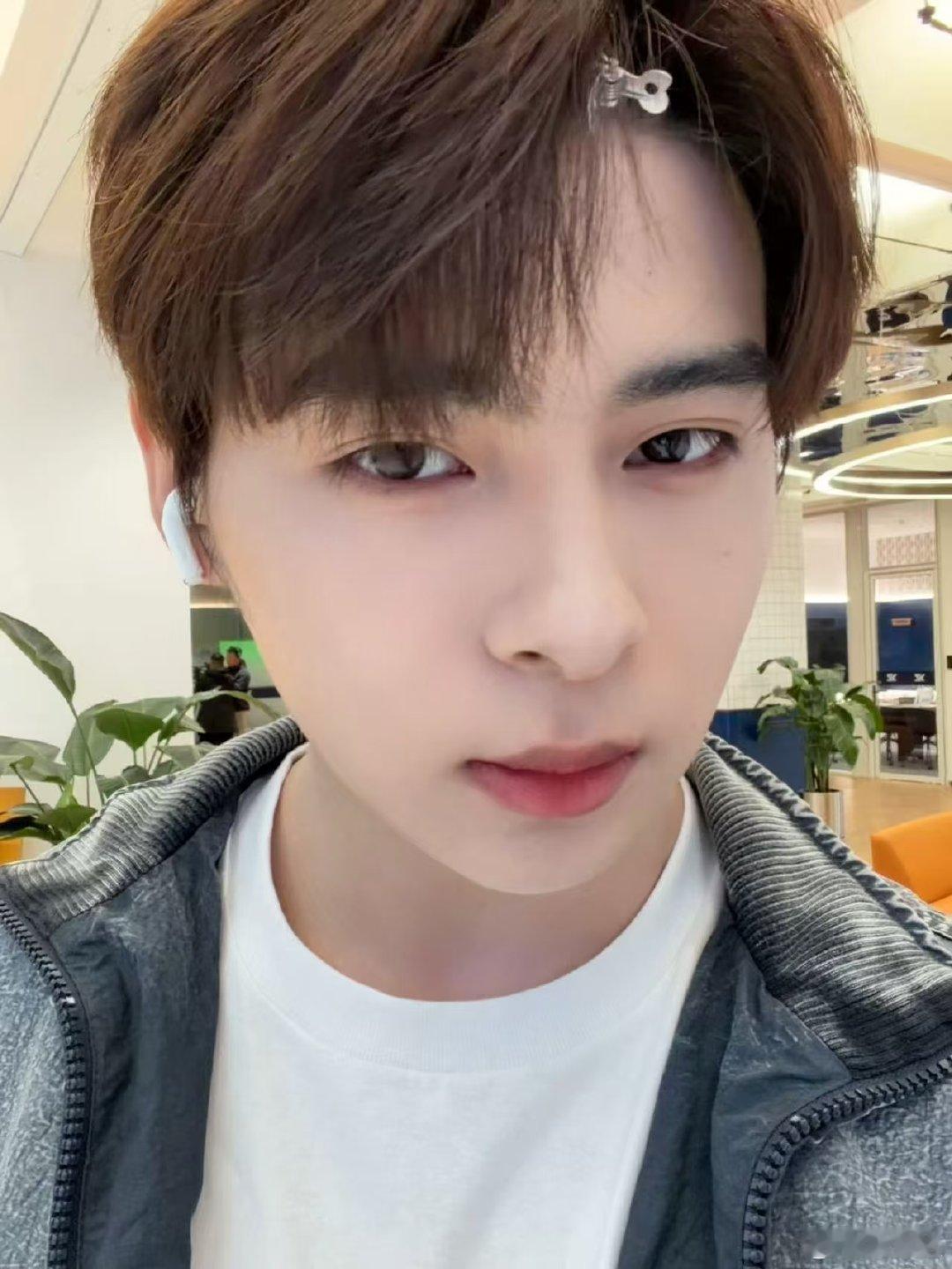 发型在线，状态满格，看来今天又是carry全场的一天～伞兵上班自拍