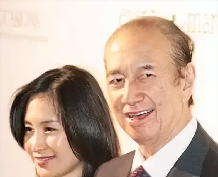 2012年，刚出狱的崩牙驹身无分文，他找曾经的小弟洗米华求助，洗米华甩出3000