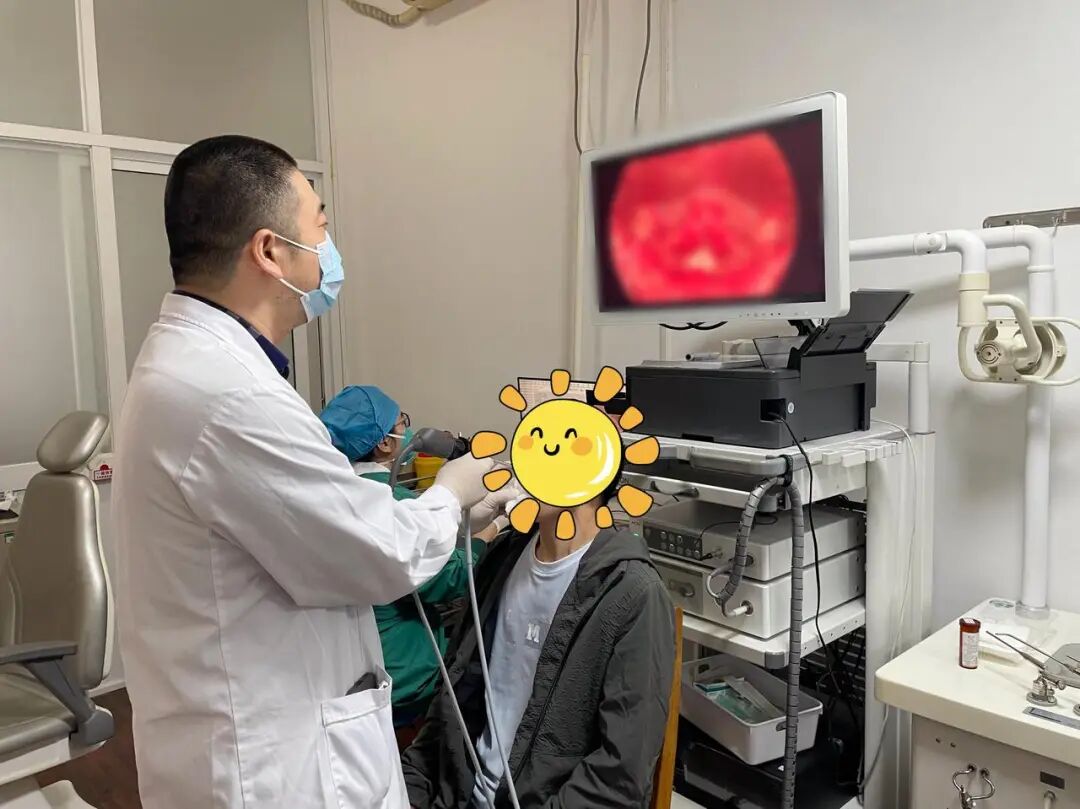 男子喉咙痛, 一看嗓子里长满“雪花”, 医生紧急提醒