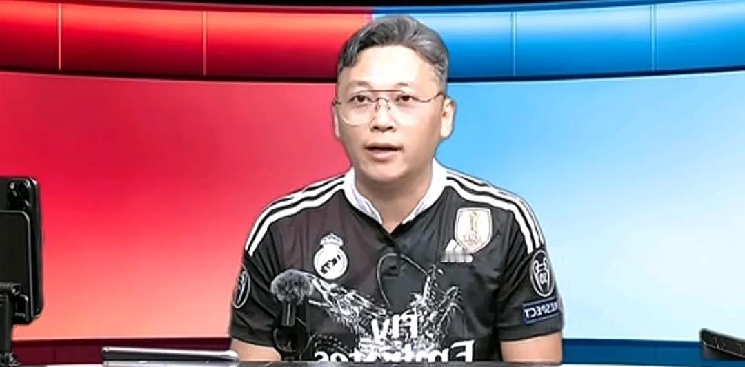 解说员周亮认为，上海申花俱乐部管理层有三个缺点，这是多年没有冠军的原因。在一场