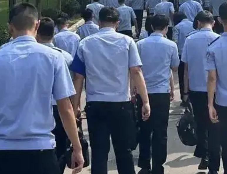 “681分放弃清华，652分只差北大3分，结果人家去了——警校。”这不是段子，这