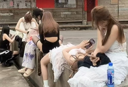 离异少妇伴游江湖：是自由选择，还是生存无奈？从“情感陪护”到“贴身服务”，谁在操