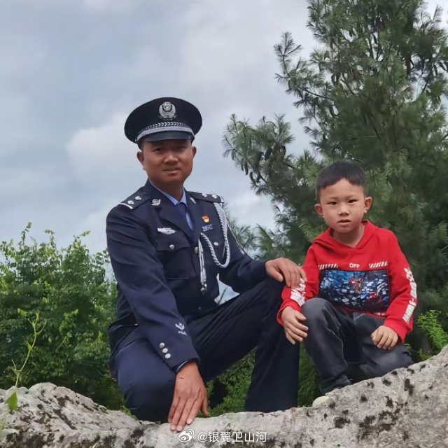 他曾是驻守吉隆口岸的边防武警战士，转隶成为边检站民警。他本是有血有肉的普通人，家中有相濡以沫的爱人，