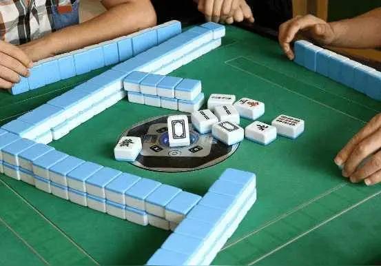 开麻将馆也赔钱老家一男子开麻将馆的，开了十几年麻将馆，赔钱不说，还家破人亡。