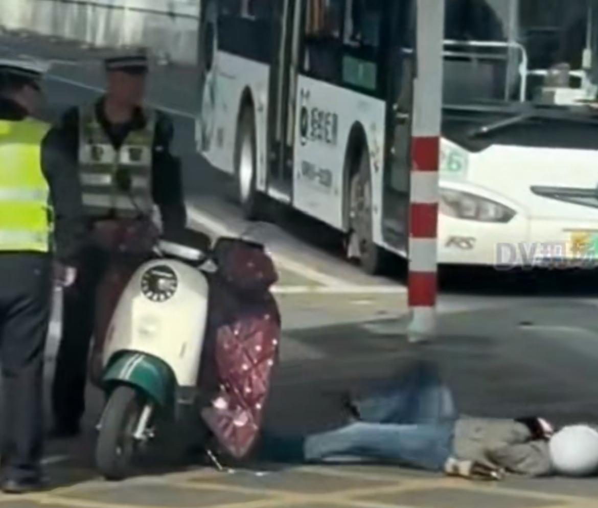 小仙女骑电瓶车闯机动车道被交警罚款20块，小仙女不服，躺地打滚，说为啥只罚我？交