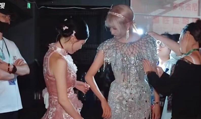 哇塞！关晓彤明明很瘦了，结果跟金靖站一起，瞬间就吃了大亏！她整个人看起来人高马大