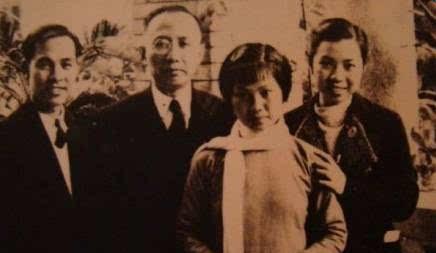 1912年，郭沫若迎娶张琼华，洞房花烛夜时，郭沫若见妻子长得不好看，转身就要走。