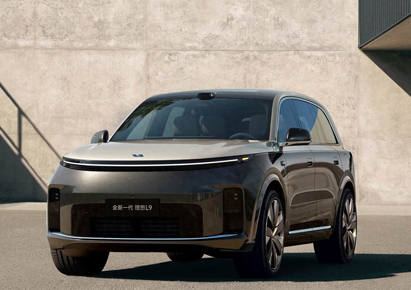 燃油车还在卖，插混越做越复杂，下半年真要变天了。今年开年看着还行，1、2月燃