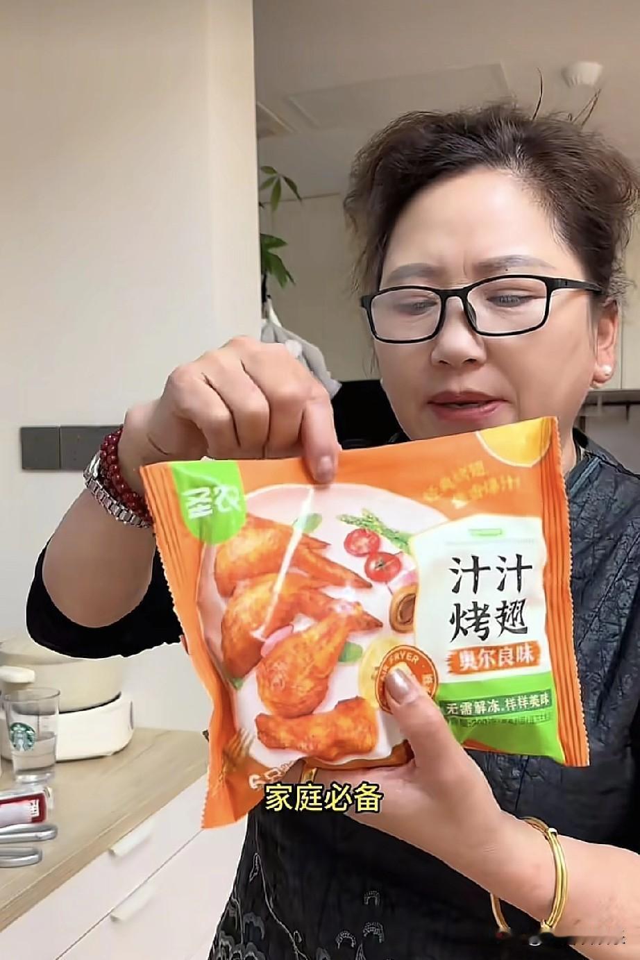 都别再说秋天妈妈不会带孩子了，他外婆这么大年纪也是瞎带，成天给孩子吃预制菜和