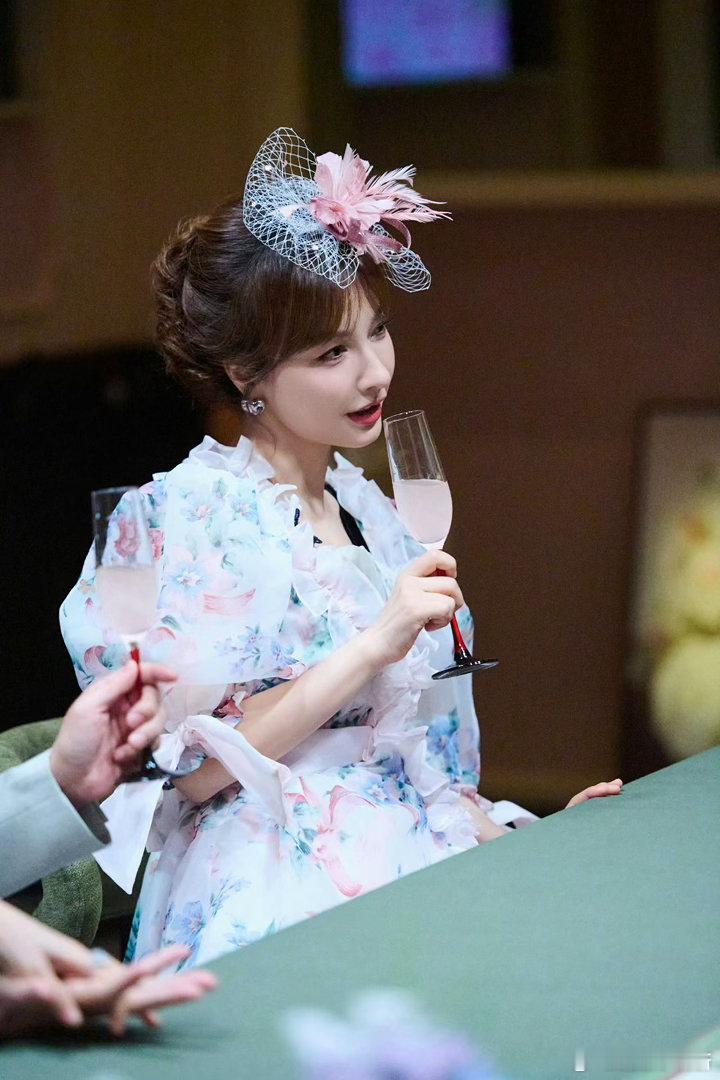 谁给吴昕做的造型粉纱缀花这种单品，挑人也挑气质。吴昕穿上之后，温柔里带着光，灵