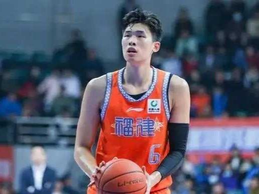 CBA最新消息：据邹阳在昨天与北京男篮赛后发文：“有人说我们不强，我说我们爱拼才