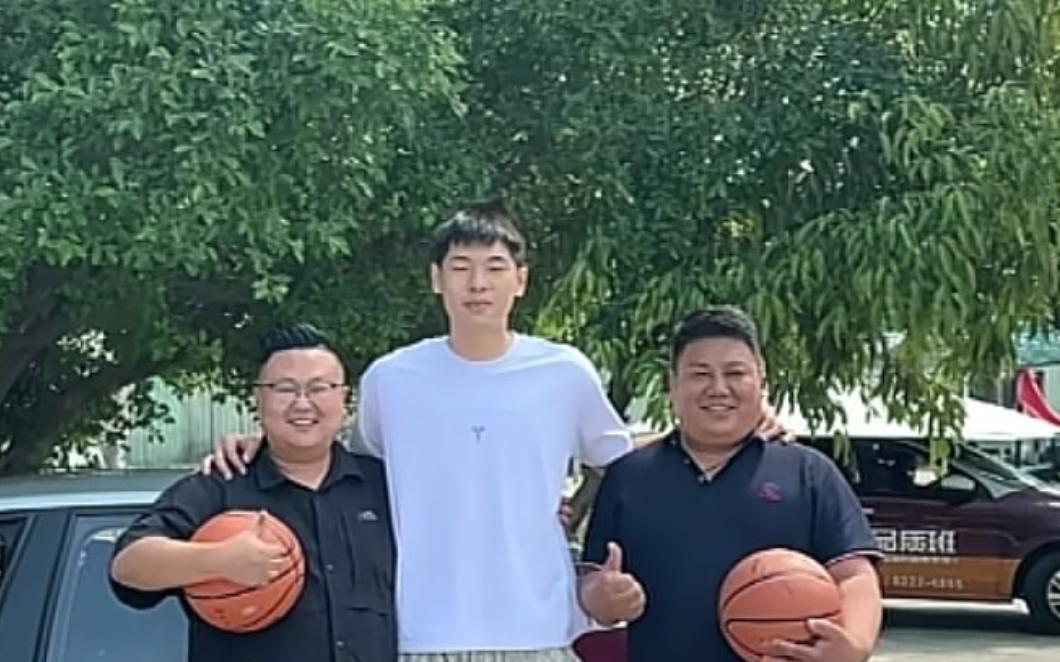 崔永熙考驾照，得到教练点赞！熟悉广东队的球迷都知道，这帮小伙子平时训练是真的拼