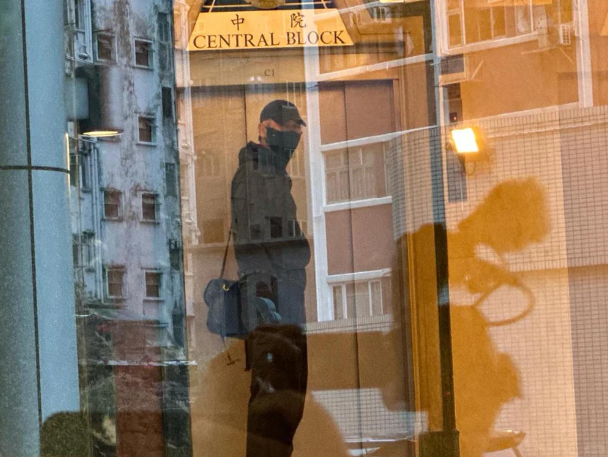 昨天在欢喜哥病房前,发哥被拍到这身装扮去看病,其实就不对劲了,周润发一身黑地