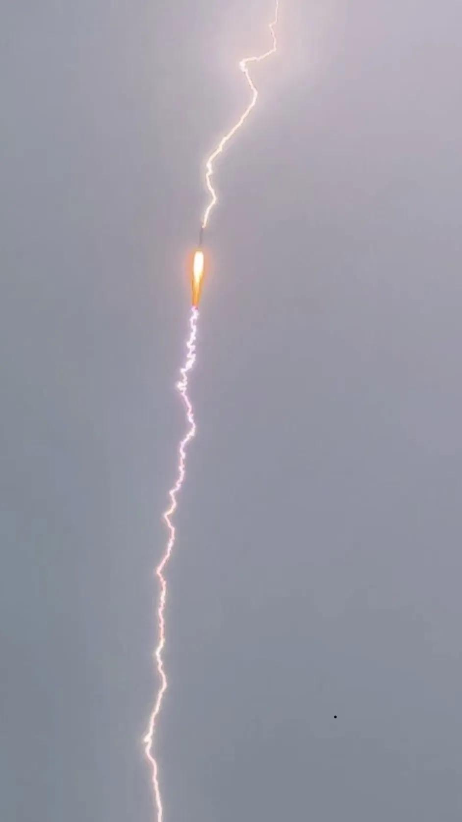 中国火箭太牛了！这次火箭被雷击，看起来像AI图像，但这却是真实照片！这次长征