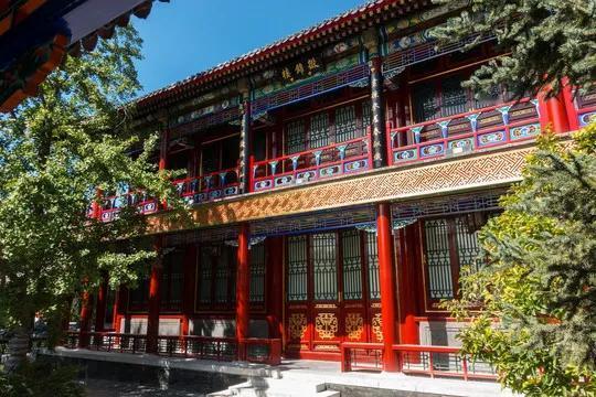我发现古典楼都是像红楼梦里大观园的迎春住的缀锦楼一样，有月台，伸出去一截子，上下