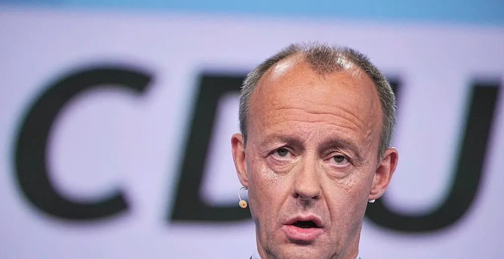 默茨支持率暴跌，民众：他带不动德国！一个政治骗子，选前选后态度截然不同。原来就