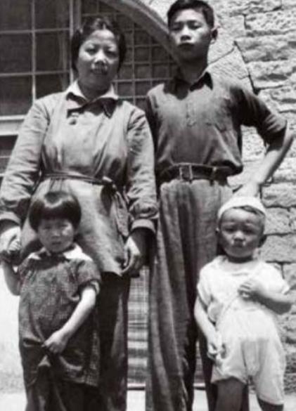 1963年，陈广胜当了师长，听说老家那个拜过堂的媳妇秀兰还在，一个人拉扯着他走时