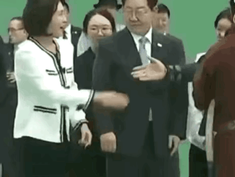 韩国总统夫人金惠景和蒙古总统握手后甩几下的动作，引发了轩然大波。2026年7月