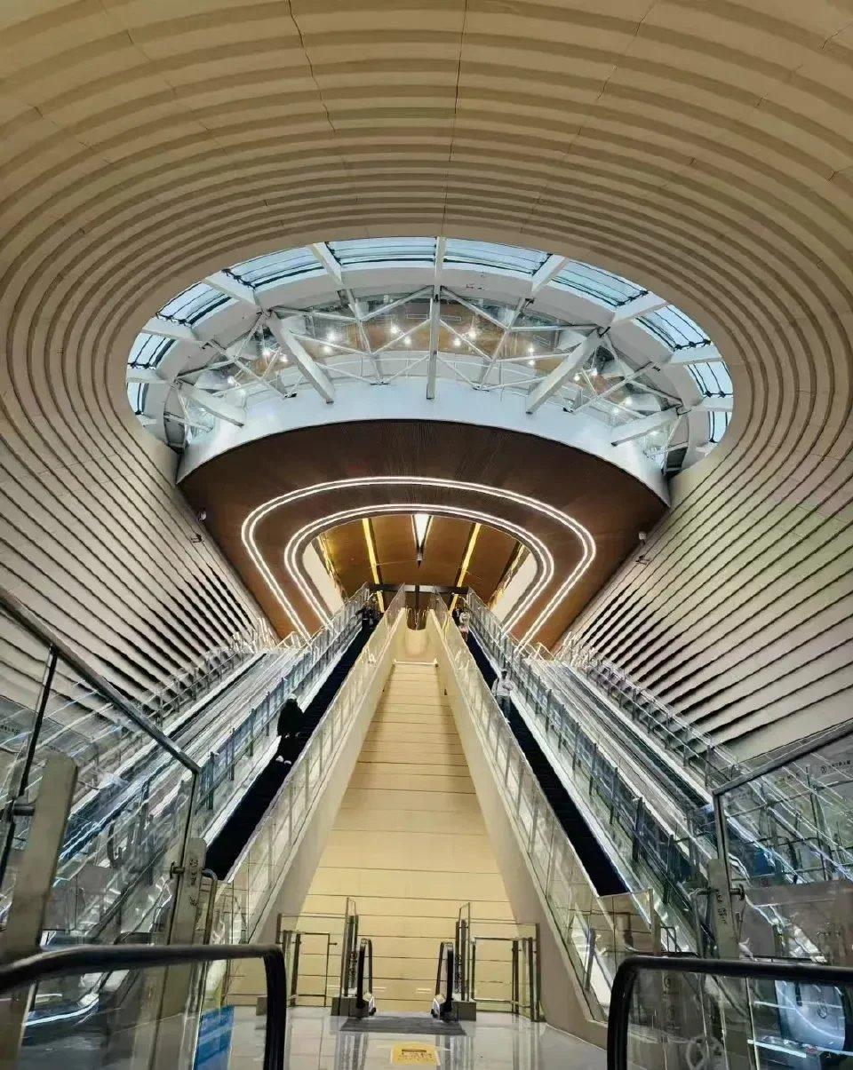 2025年8月，昆明长水国际机场的旅客吞吐量是491.9万人次，同期重庆江北国际