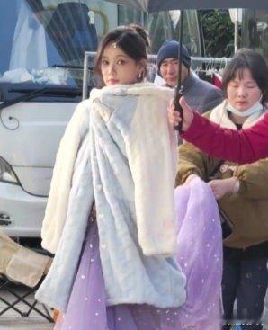 李一桐进组拍戏在10月份中旬就开始感冒了将近差不多一个月了。最近天气太冷了，要