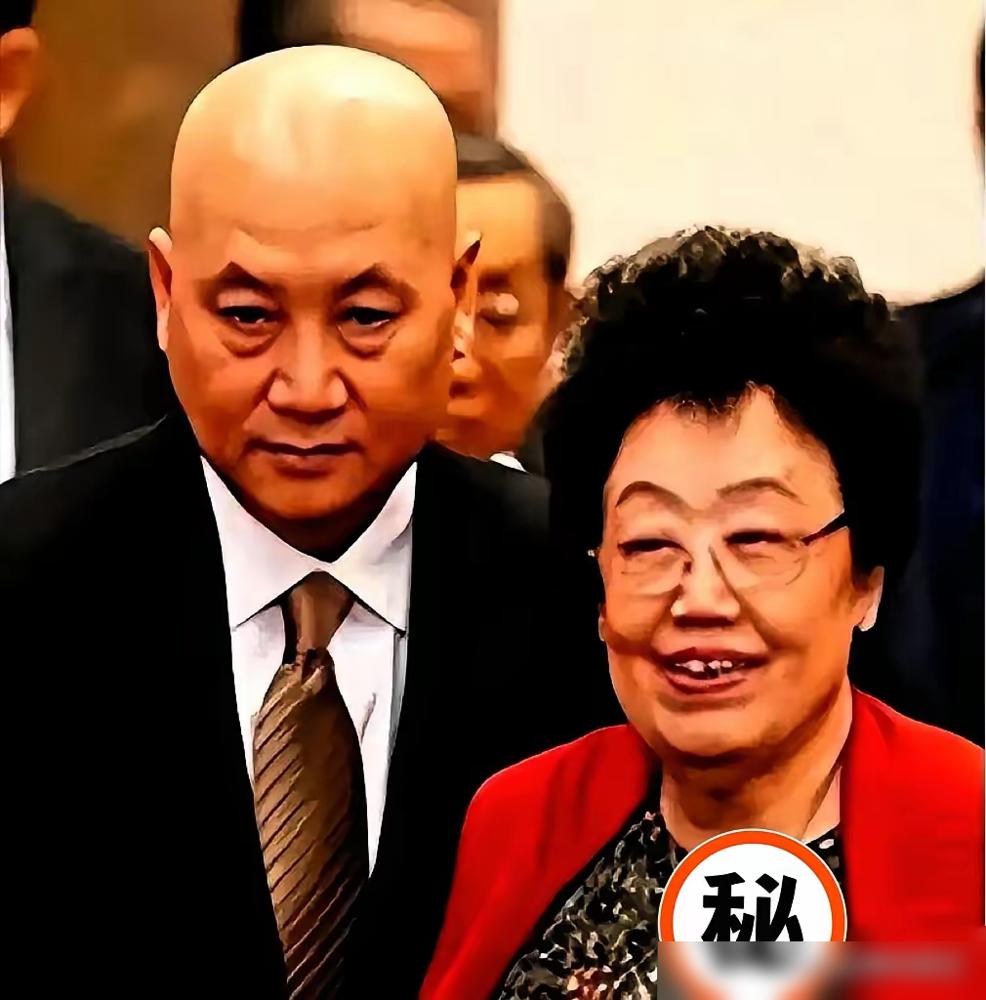 迟重瑞36年光头，藏着豪门婚姻最血腥真相。你以为是爱屋及乌？融入家庭？不。那是顶