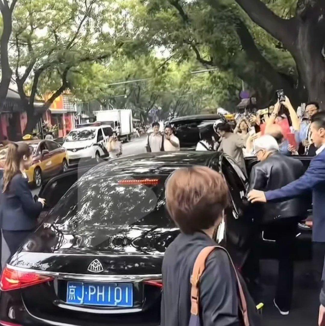 有人在滴滴打车上，打到了黄仁勋在什刹海坐过的迈巴赫