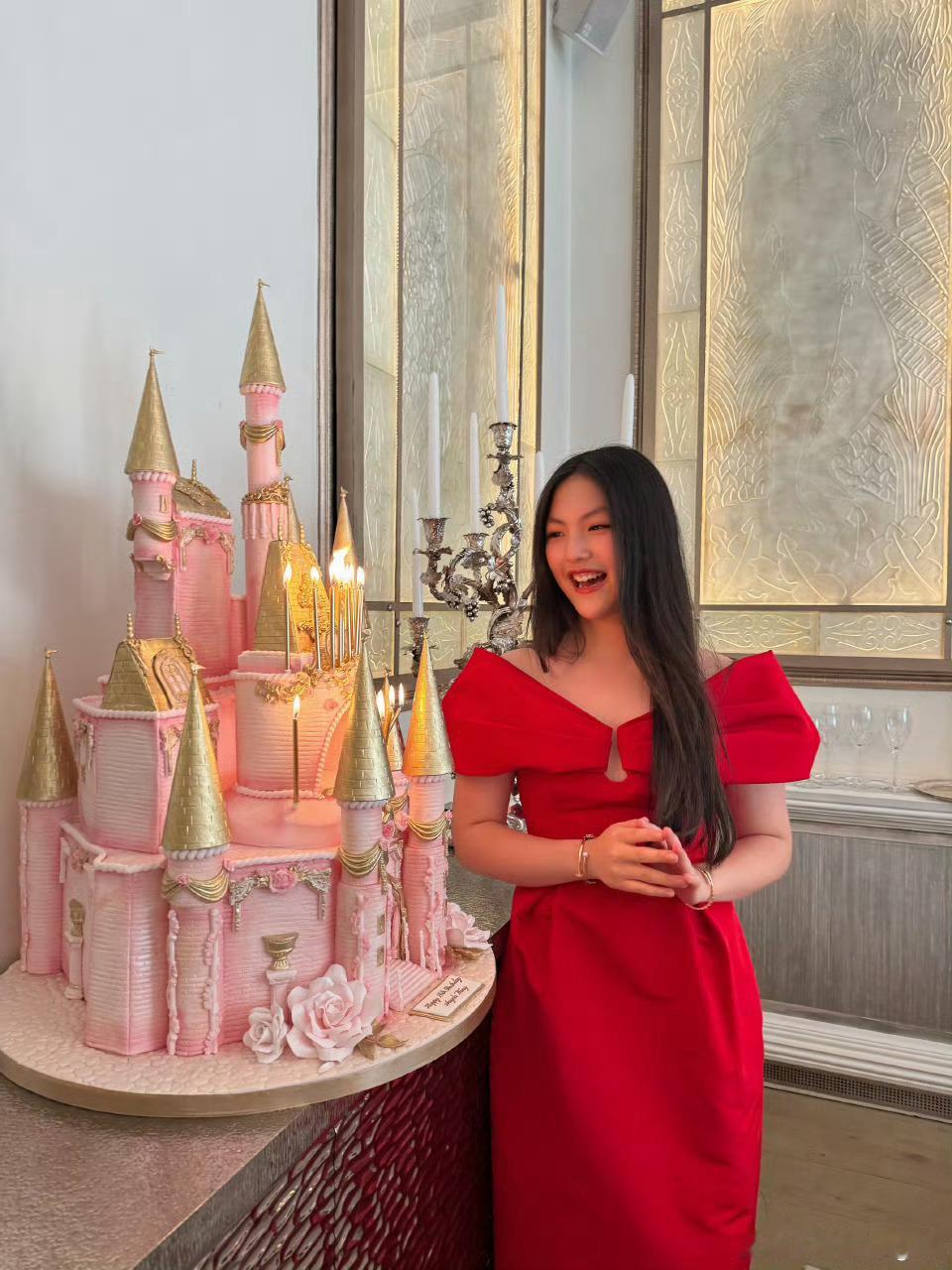 王诗龄16岁生日照李湘王岳伦为王诗龄庆生​​​