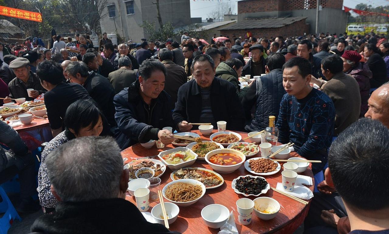 前几天参加了一场亲戚的追悼会，心情一直很沉重，说实话，现场那种沉重的气氛，让人压