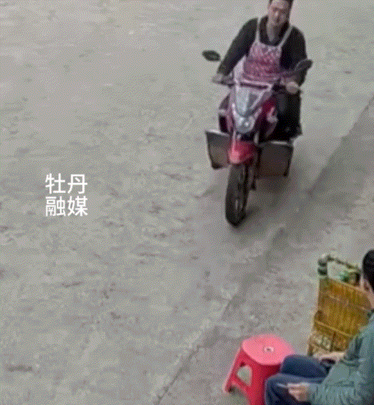 笑不活了，云南，一小男孩因为不听话，爸爸骑着车拉他回家后，便拿出一根棍子准备对其