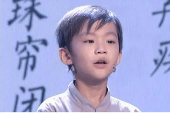 2005年，一个10岁的小男孩，坐在中医诊室中不断的给病人号脉、开药，每当有人质
