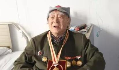 1943年，政委秦光腰部中弹倒地装死，两个汉奸走到了他身边补刀，突然，秦光低声说