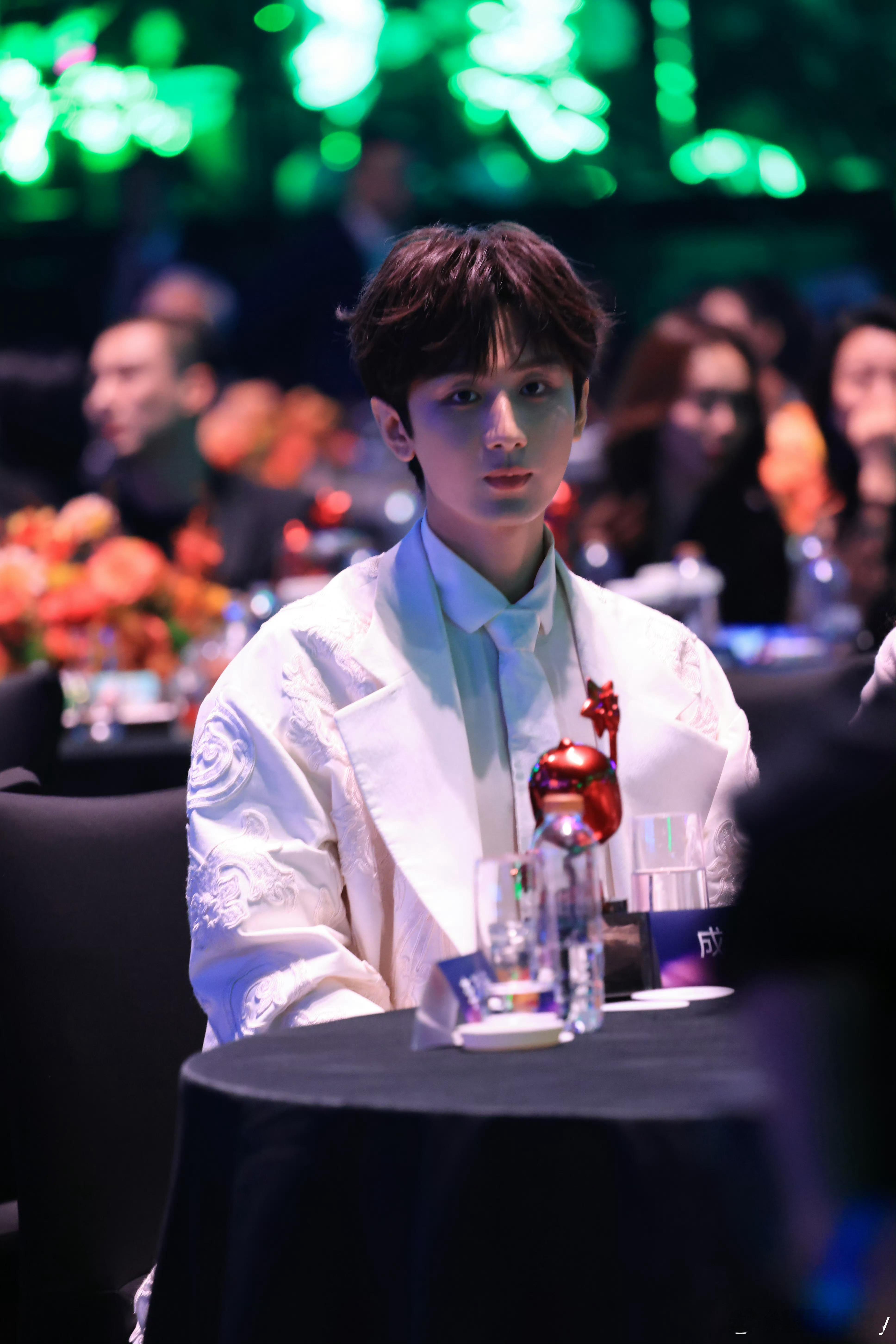 成毅0517生日快乐毅淇同行成毅0517生日快乐成毅，别人乘着游轮就能抵达，你