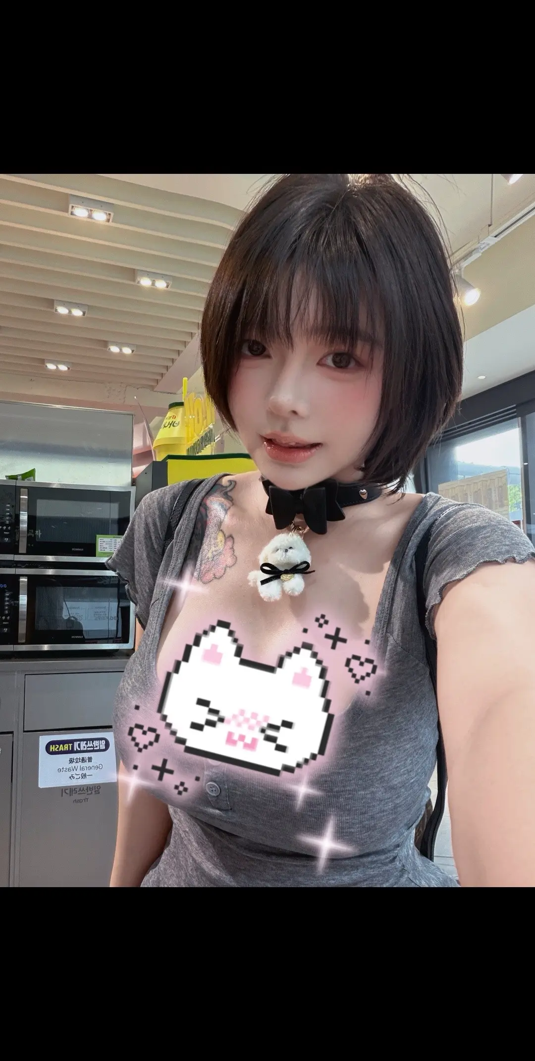 她留短发，淡的妆。