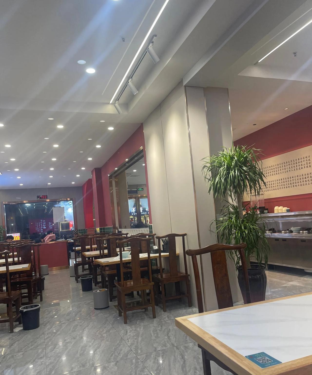 我小区里，有不少邻居都是开饭店。但今天得知消息：又倒闭了一家，她是卖烩面的。
