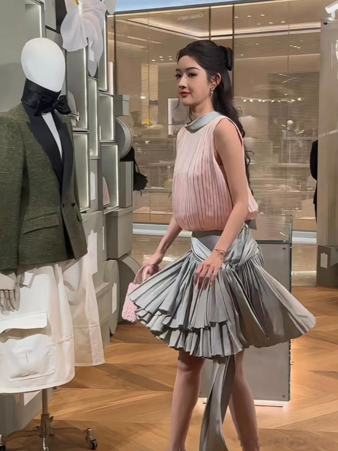 第一次对王玉雯172的身高有了实感，这么长的裙子居然都没盖到她膝盖，好逆天的身材