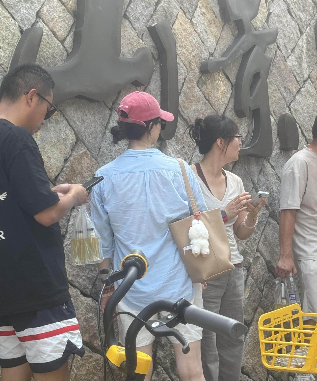 好高好白好美，是蒋欣没错了[大笑][大笑]今天蒋欣现身福州的烟台山，身穿浅蓝衬衫