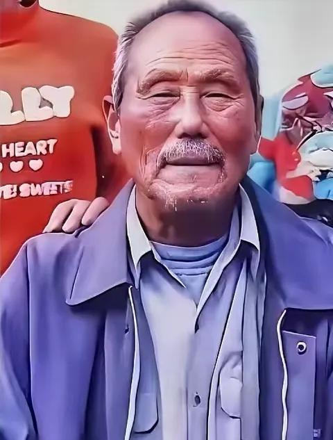 1950年，一名人高马大的土耳其士兵，见志愿军战士董明德筋疲力尽，便想趁机弄死董