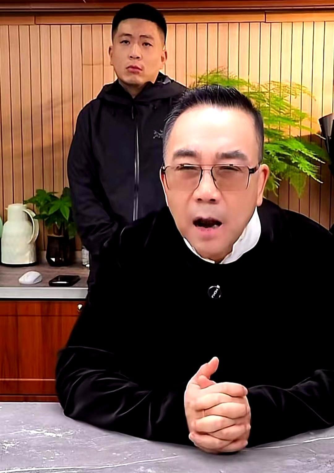 杨议谈去世的父亲杨少华。杨议这边刚说完父亲生不逢时，那边就有人听出他话里有话，