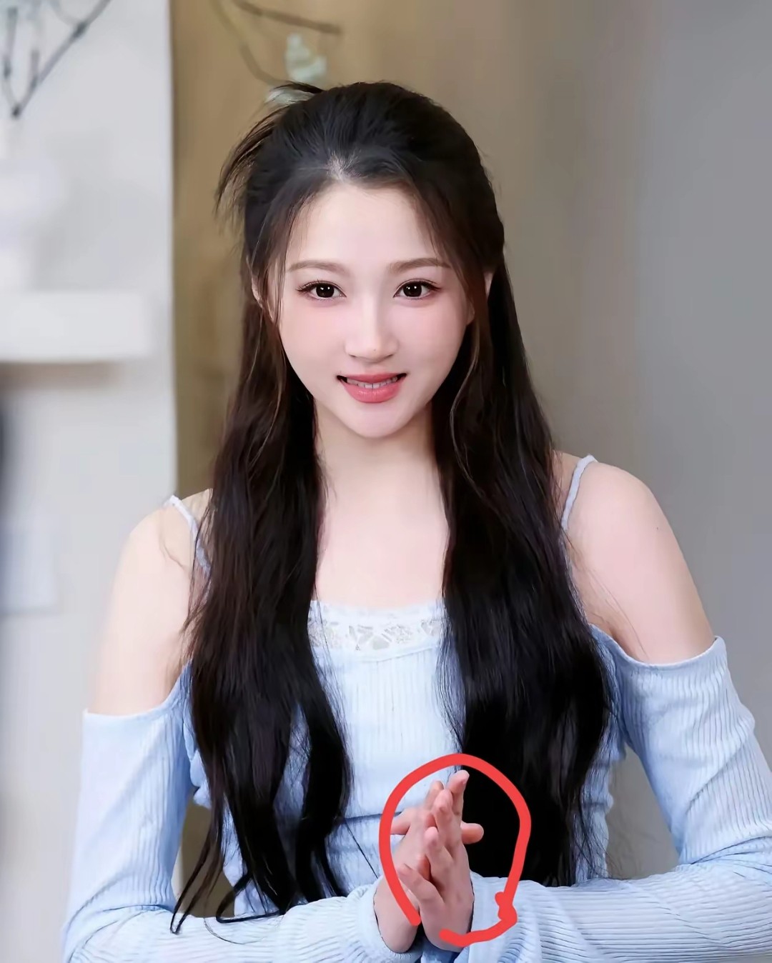 关晓彤最近被传求婚的消息引发热议。有网友发现她无名指突然戴上了戒指，猜测是与鹿晗