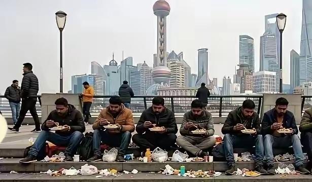 后面就是上海的东方明珠了，可是这一群印度人坐在地上吃着东西，搞得一地都是各种垃圾