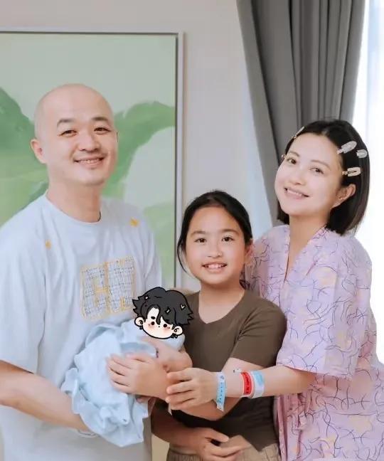 包贝尔这一家取名真把谐音梗玩出花了，大女儿叫包饺子，二胎直接叫面条子，合着全家都