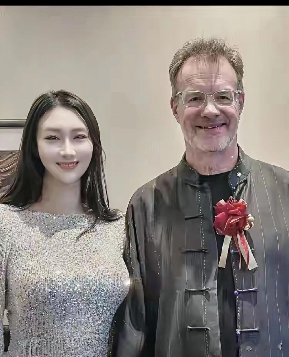 你看出来这个小老头儿是谁了吗？我看了半天才看出来他是谁！他就是那个，就是那个