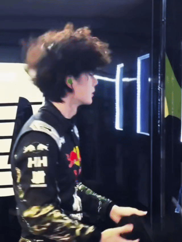 王一博摘个赛车头盔头套，摘出了时尚大片的既视感[墨镜]。而且，每次他摘完这么