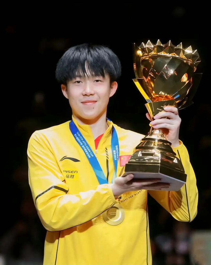 4-2，王楚钦击败法国“眼镜侠”小勒布伦，强势晋级世界杯8强！北京时间4月3日晚